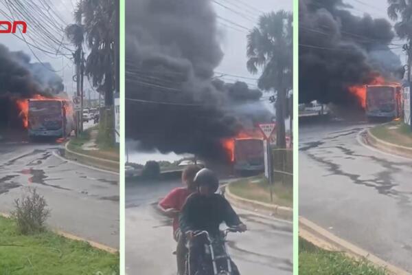 Autobús de la OMSA se incendia en la Marginal de Las Américas.
