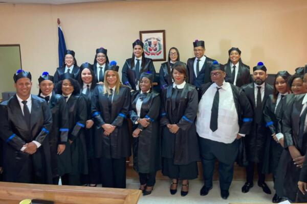 Autoridades judiciales y representantes de la sociedad durante el acto conmemorativo del Día del Poder Judicial en la provincia de Hato Mayor.