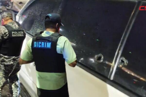Autoridades del Ministerio Público investigan el ataque a tiros contra el vehículo de la subdirectora del CCR Rafey, ocurrido en Santiago y que cobró la vida de un chofer del transporte público.