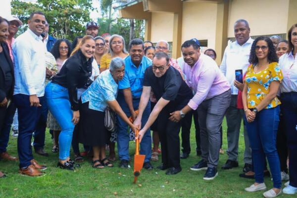 El alcalde Junior Santos, autoridades municipales y representantes de la iglesia San Estanislao durante el primer picazo para la construcción del centro parroquial en el sector Los Americanos, en Los Alcarrizos.