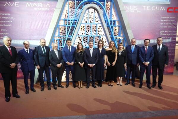Autoridades, ejecutivos del Banco Popular y representantes del sector turístico internacional durante la cena de gala celebrada en la Galería de Cristal del Palacio de Cibeles, en Madrid, en el marco de FITUR 2026.