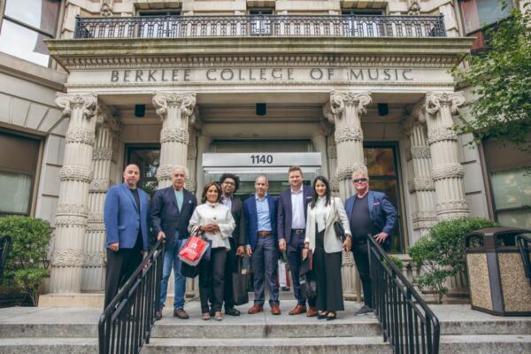 Felix Garcia, presidente de ITABO y Edwin de los Santos, presidente de AES, junto a ejecutivos del Berklee College o Music.