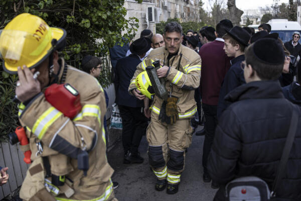 Un bombero abandona el lugar donde un presunto fallo en el sistema de calefacción causó la muerte de dos bebés y heridas a muchos otros en una guardería de Jerusalén el 19 de enero de 2026. (Foto de JOHN WESSELS / AFP)