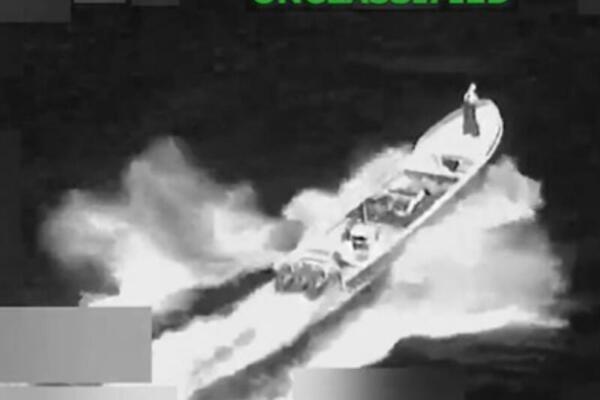 Captura de un video difundido en la cuenta en X @Southcom de un bote que fue destruido este viernes en el Pacífico oriental. EE.UU. destruyó un nuevo bote supuestamente operado por organizaciones ligadas al narcotráfico en el Pacífico y eliminan a dos tripulantes y un tercero sobrevivió. EFE/ @Southcom
