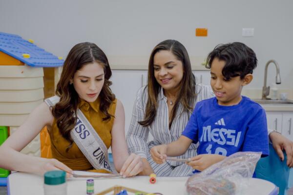 La Miss Universo Fátima Bosch recorre las instalaciones del CAID en Santo Domingo Este, donde compartió con niños con autismo y autoridades de la institución, en una visita orientada a promover la inclusión y la empatía social.