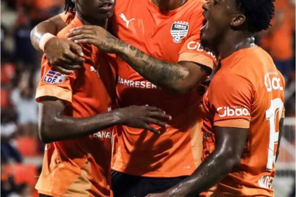 El director técnico del Cibao FC, Junior Scheldeur, confió la portería a Edwin “Gato” Frías y presentó un once inicial integrado por Julio César Murillo, Kleimar Mosquera, Darlin Ozuna, Edwarlyn Reyes, Omar de la Cruz, Wilman Modesta, Miguel Muñoz, Yunior Peralta, Rivaldo Correa y Javier Roces.