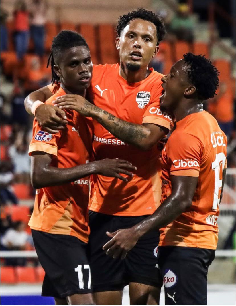 El director técnico del Cibao FC, Junior Scheldeur, confió la portería a Edwin “Gato” Frías y presentó un once inicial integrado por Julio César Murillo, Kleimar Mosquera, Darlin Ozuna, Edwarlyn Reyes, Omar de la Cruz, Wilman Modesta, Miguel Muñoz, Yunior Peralta, Rivaldo Correa y Javier Roces.