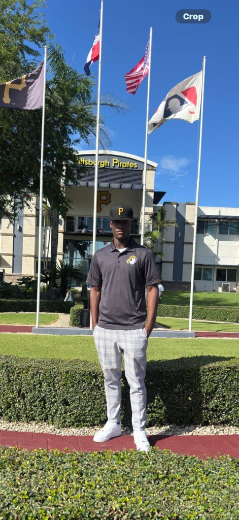 En el aspecto defensivo, el joven jugador muestra solidez en los jardines, con la habilidad de desempeñarse en cualquiera de las posiciones del outfield.