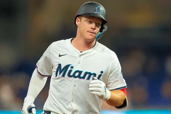 Para abrir espacio en el roster de 40 hombres para Wagaman, los Mellizos han designado para asignación al jugador del cuadro Ryan Fitzgerald.

