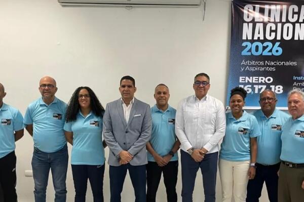 Asimismo, Rafael Uribe, presidente de Fedombal, exhortó a los árbitros a que sigan con su proceso de capacitación y formación, porque ahí está la base y sustento de la aplicación de las reglas del baloncesto, acompañado del vicepresidente de esa entidad, Junior Páez (Jipy).


