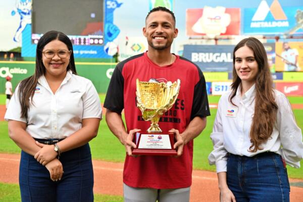 El intermedista Gustavo Núñez, de los Tigres del Licey, ganó su cuarto Guante de Oro de por vida, para ser el que tiene más galardones a la excelencia defensiva entre los premiados de esta ocasión.

