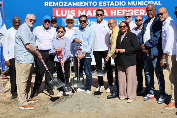 Cruz presidió la actividad acompañado de Vitelio Mejía, presidente de Lidom; Luisin Mejía, de Centro Caribe Sport; José Monegro, presidente de los Juegos Centroamericanos y del Caribe; la diputada Carmen Leyba; la gobernadora Yadira Báez; y el alcalde municipal Santos Ramírez.
