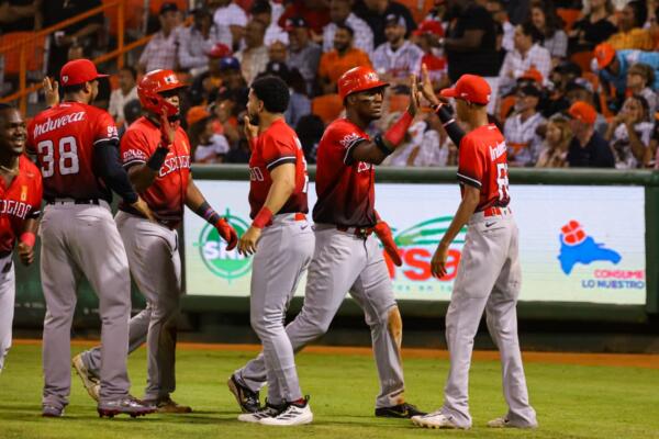 Por los rojos, Navarro bateó de 5-2, con doble, tres producidas y una anotada; Lake, de 4-1, jonrón, dos remolcadas y tres anotadas; Brito, de 4-2, con una empujada, una transferencia y dos bases robadas, y Escobar, de 4-3, con una impulsada.