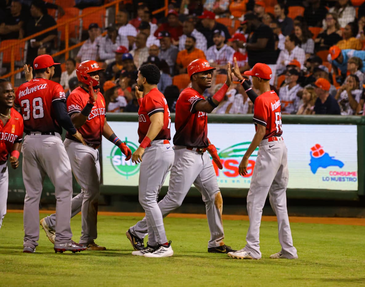 Por los rojos, Navarro bateó de 5-2, con doble, tres producidas y una anotada; Lake, de 4-1, jonrón, dos remolcadas y tres anotadas; Brito, de 4-2, con una empujada, una transferencia y dos bases robadas, y Escobar, de 4-3, con una impulsada.