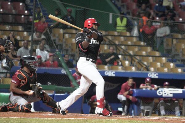 El triunfo de los melenudos (8-3) los deja solos en la primera posición del Round Robin, un juego por encima de los Toros del Este (7-4). Los Gigantes siguen en el sótano con marca de 1-10.

