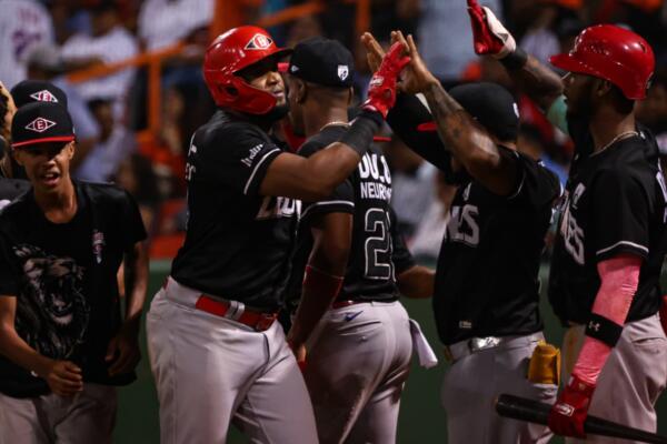 Por los Leones, Brito se fue de 5-4, con jonrón, tres empujadas, dos anotadas y dos bases robadas; González, de 4-2, con doble, tres anotadas, una producida, transferencia y base robada