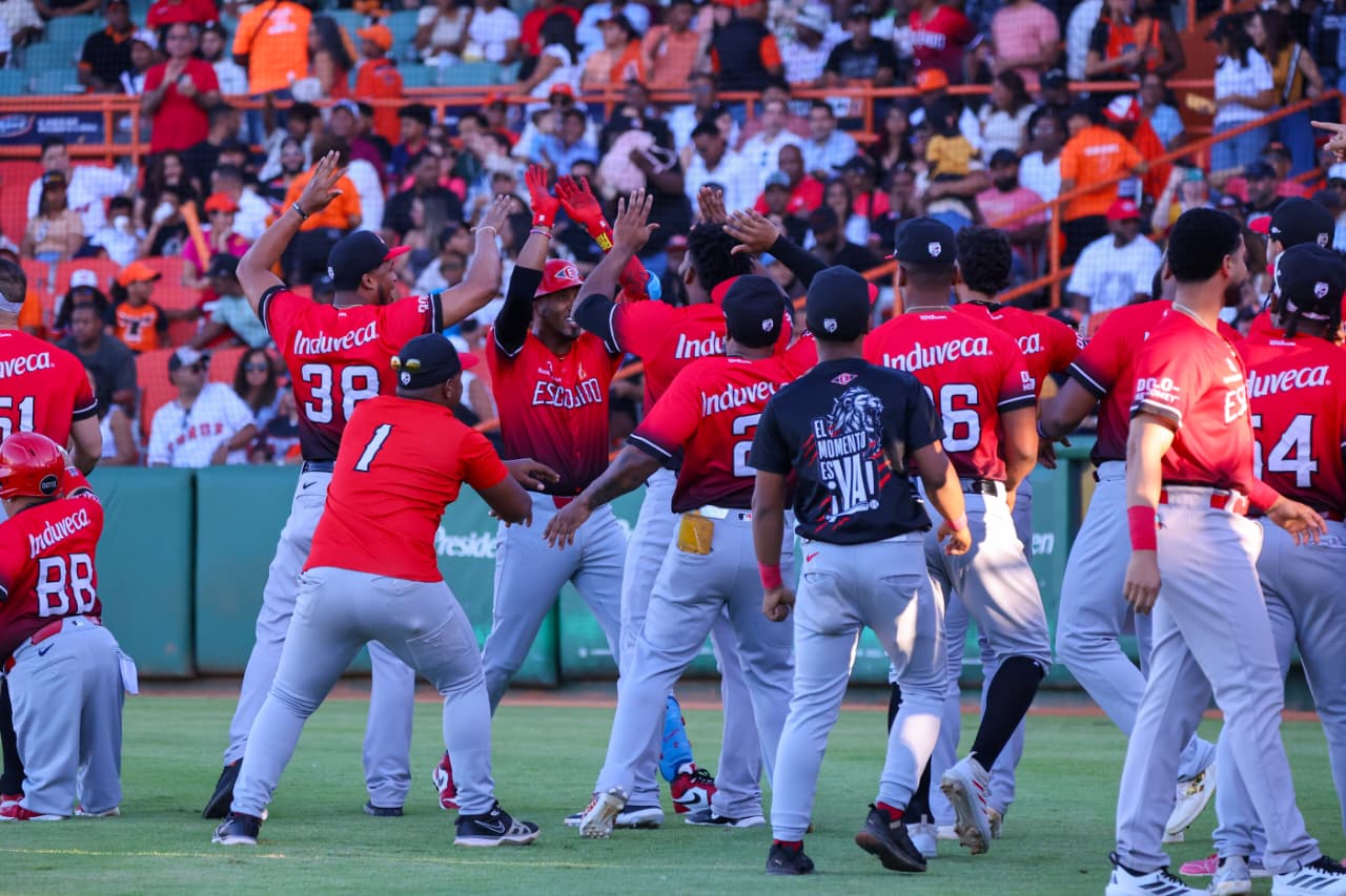 El lanzador ganador fue Aneurys Zabala (2-0) que con ocho pitcheos retiró a los tres hombres que enfrentó en el décimo, consiguiendo un ponche. La derrota fue para Miguel Castro (0-1) al permitir la carrera del gane de los Leones, aunque fue inmerecida. El salvamento se lo apuntó Alexander Colomé (1) al eliminar a los tres bateadores del undécimo.
