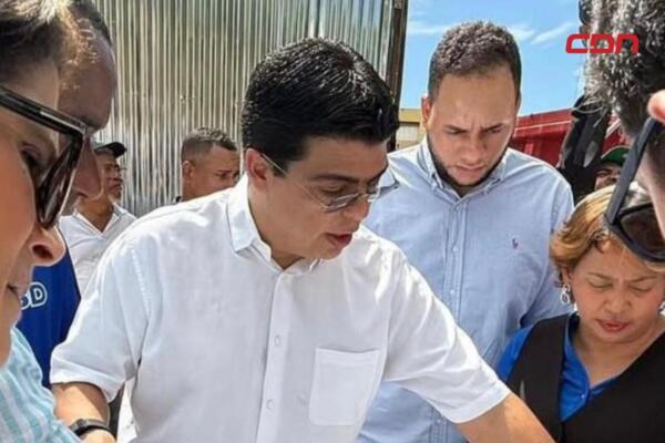 Trabajos de interconexión de tuberías que ejecuta la CAASD en las inmediaciones de la Plaza de la Bandera, como parte de las obras del paso a desnivel.