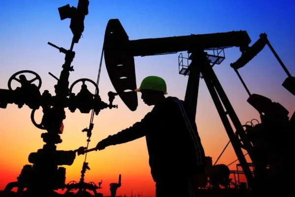 El petróleo cae ante dudas por acceso a las reservas de Venezuela