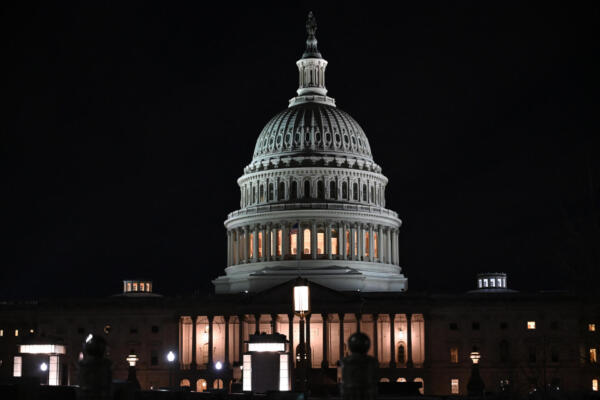 Vista del Capitolio de Estados Unidos en Washington, D.C., el 30 de enero de 2026.
El 30 de enero, los senadores estadounidenses aprobaron un acuerdo de último minuto respaldado por el presidente Donald Trump para evitar las peores consecuencias de un cierre inminente del gobierno, después de que la ira demócrata por el asesinato de dos manifestantes a manos de agentes de inmigración descarrilara las negociaciones de financiación.