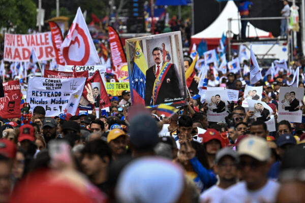 Un retrato del derrocado presidente venezolano, Nicolás Maduro, se ve durante una manifestación de simpatizantes que exigen su liberación y la de su esposa de una prisión estadounidense en Caracas el 23 de enero de 2026. Miles de simpatizantes de Nicolás Maduro marcharon en Caracas el 23 de enero exigiendo la liberación del presidente derrocado, coincidiendo con el 68.º aniversario de la caída de la dictadura militar en Venezuela. (Foto de Juan BARRETO / AFP)
