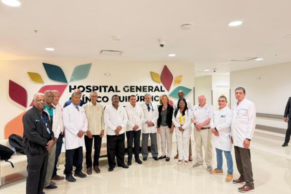 Durante el recorrido, Landrón verificó el funcionamiento de los distintos servicios hospitalarios. Foto: Fuente externa 