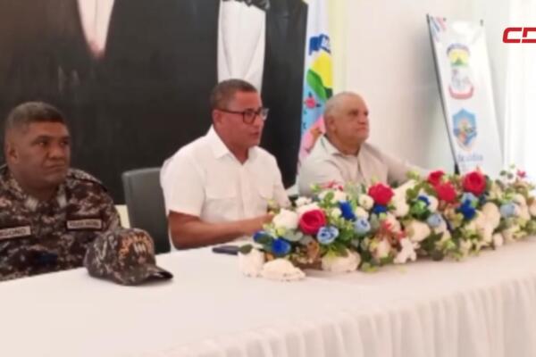 Comerciantes de Gaspar Hernández dialogan con autoridades municipales y policiales durante una reunión para exigir reglas claras y un trato equitativo en la aplicación de los horarios de cierre.
