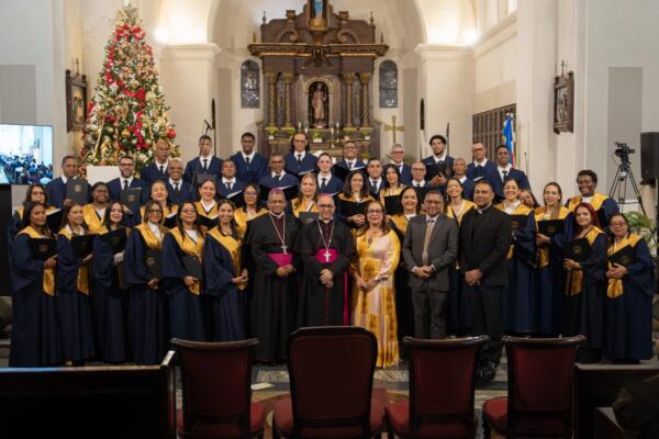 El Coro Arquidiocesano de Santiago durante su Concierto de Gala por el 35 aniversario, celebrado en la Catedral Metropolitana Santiago Apóstol.