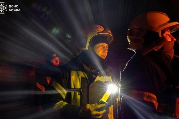 Una foto de mano proporcionada por el Servicio de Emergencia del Estado muestra a los rescatistas ucranianos trabajando en el lugar de un impacto ruso en Kiev, (Rusia, Ucrania, Kiev) EFE/EPA/STATE EMERGENCY SERVICE HANDOUT HANDOUT 107407HANDOUT USO EDITORIAL SOLAMENTE/SIN VENTAS
