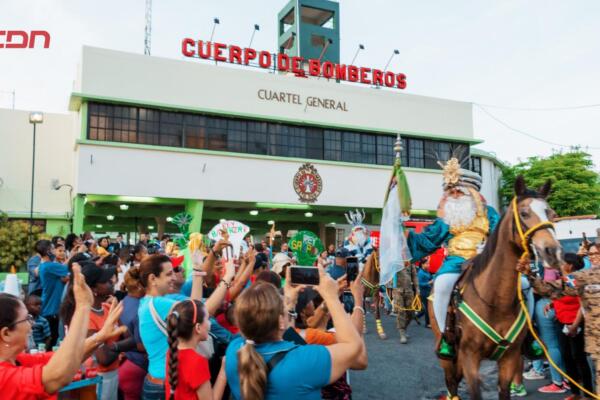 El Cuerpo de Bomberos y la Alcaldía del Distrito Nacional celebran el tradicional desfile de los Reyes Magos, con música, cabalgatas y fuegos artificiales.