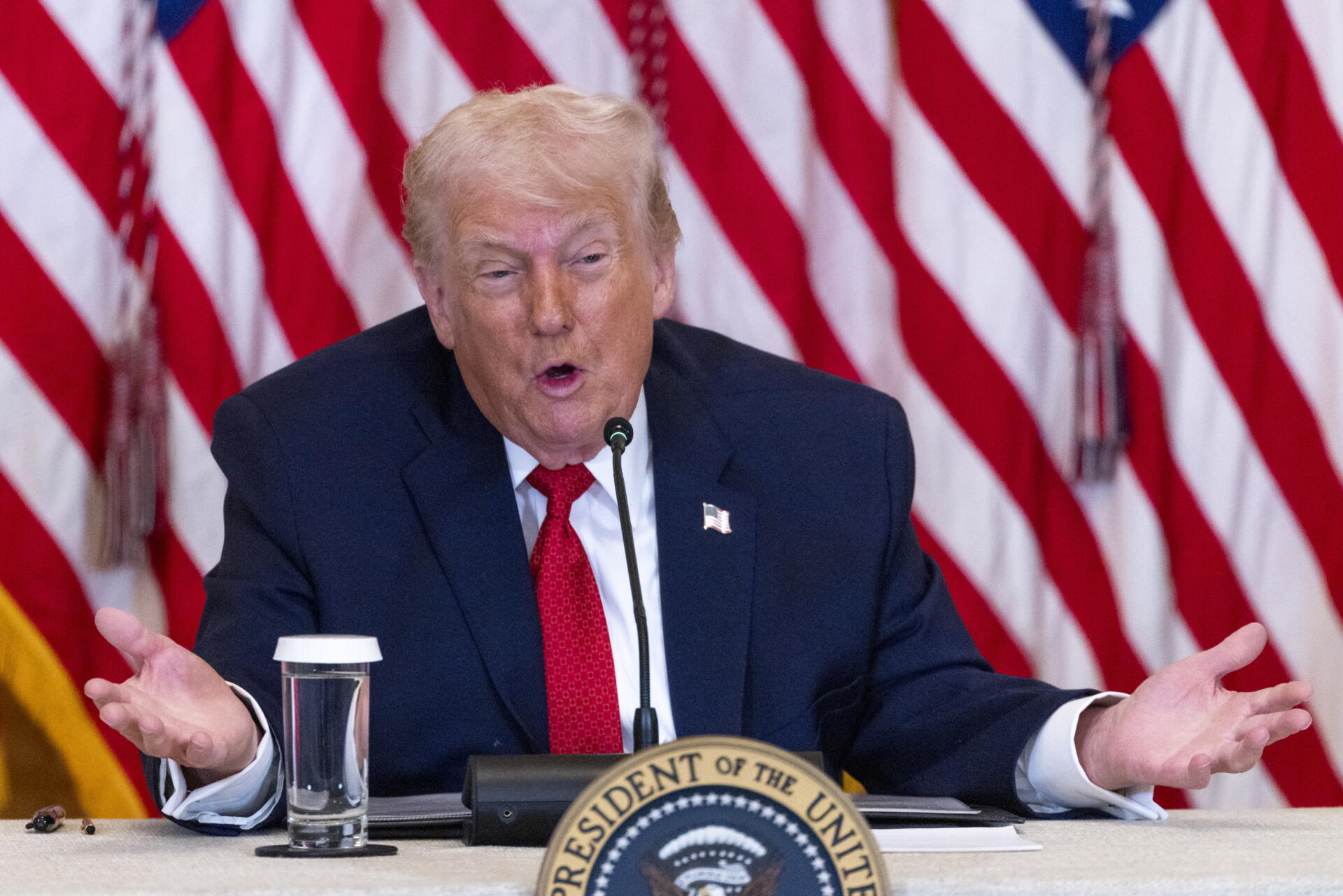 Trump dice haber quedado "muy impresionado" de Machado y que seguirán en contacto