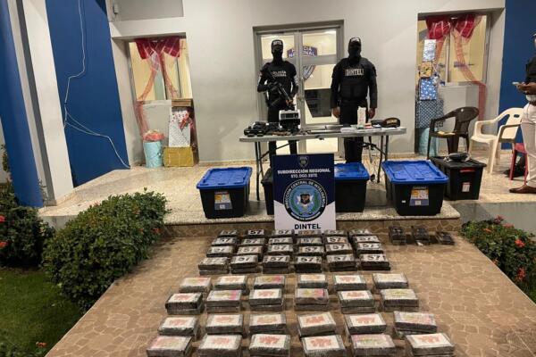 Policía Nacional y DNCD ocupan 105 paquetes de presunta cocaína, armas y municiones durante operativo conjunto en SDE