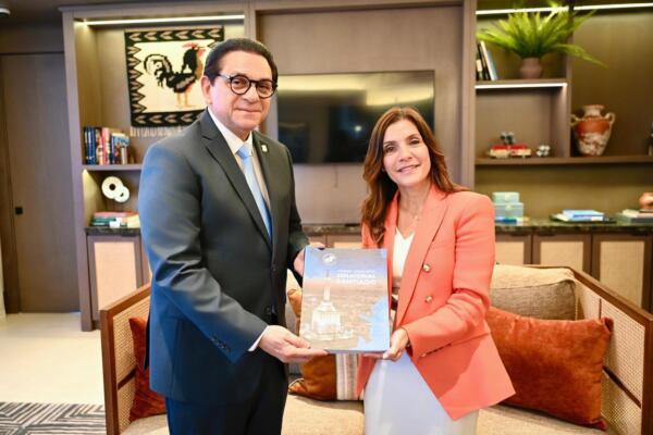 Daniel Rivera, senador de Santiago (izquierda), junto a Leah F. Campos, embajadora de los Estados Unidos en República Dominicana (derecha). 