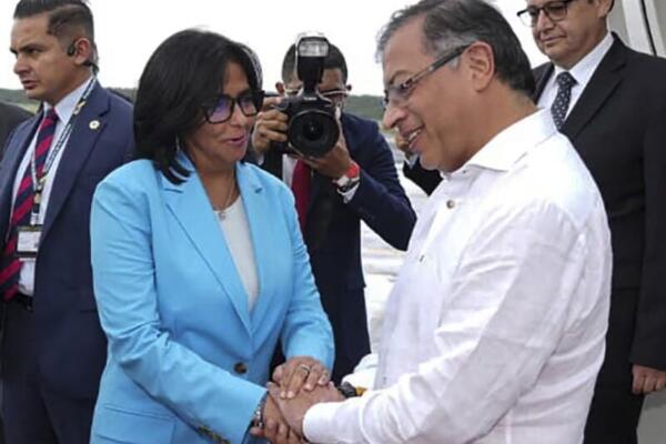 Delcy Rodríguez, presidente interina de Venezuela (izquierda), junto al presidente de Colombia, Gustavo Petro (derecha).