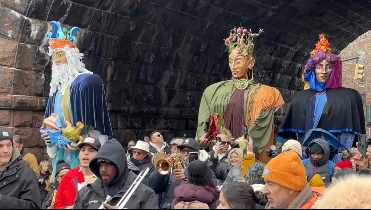 Color y tradición marcan el Día de Reyes en El Barrio de Nueva York con tradicional desfile