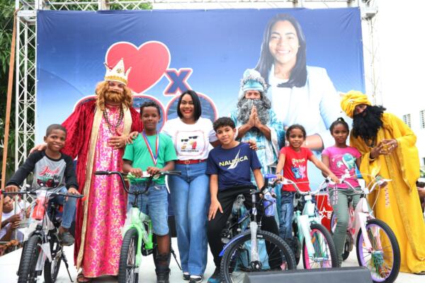 Diputada Leyvi Bautista celebra el Día de Reyes con entrega de juguetes en SDO