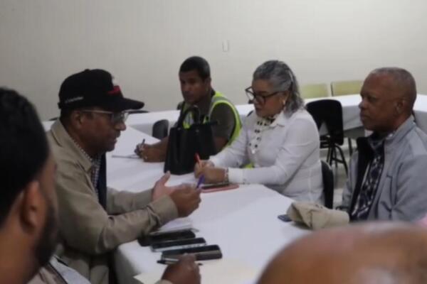Autoridades educativas y comunitarias durante la visita de supervisión a centros intervenidos por la Dirección de Infraestructura Escolar en la provincia Hermanas Mirabal.