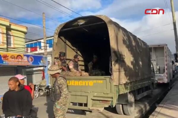 Unidades de la Dirección General de Migración y militares durante uno de los operativos realizados en Villa Altagracia contra la migración irregular.