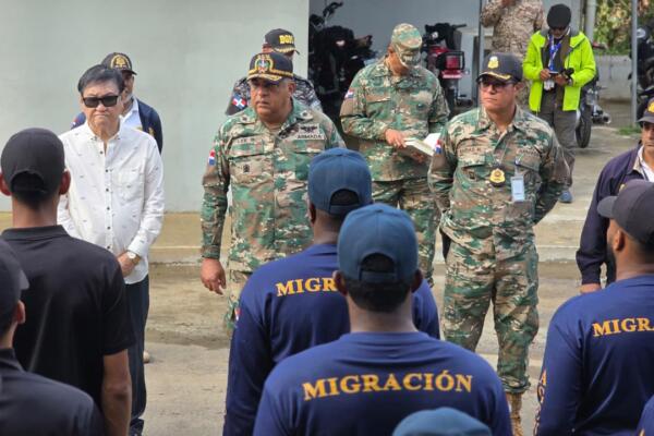 El vicealmirante Luis Rafael Lee Ballester supervisó los operativos de control migratorio durante un recorrido por las provincias fronterizas de Pedernales, Jimaní, Elías Piña y Dajabón.