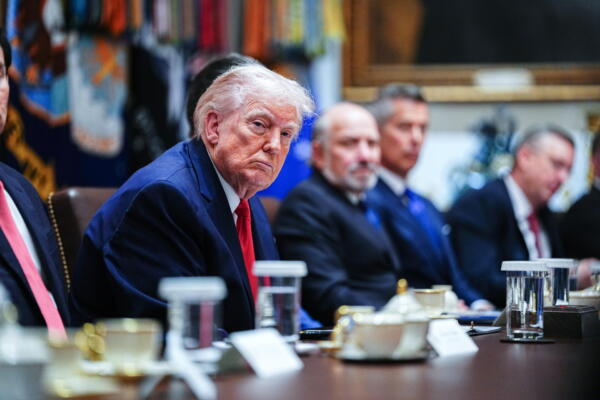 El presidente de Estados Unidos, Donald J. Trump (i), participa en una reunión de gabinete en la Sala del Gabinete de la Casa Blanca, en Washington, DC, Estados Unidos, el 29 de enero de 2026. EFE/AARON SCHWARTZ