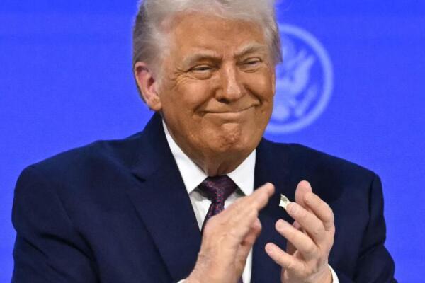 El presidente de Estados Unidos, Donald Trump, hace un gesto mientras habla en la reunión de la 