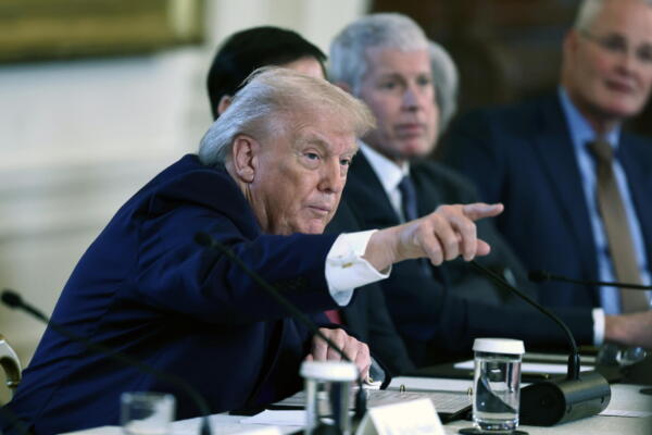 El presidente de EE.UU., Donald Trump, durante una reunión con ejecutivos de petróleo y gas en el Salón Este de la Casa Blanca en Washington, DC, EE.UU. EFE/JIM LO SCALZO