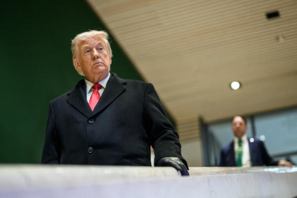 El presidente de Estados Unidos, Donald Trump, observa al salir del centro de congresos durante la reunión anual del Foro Económico Mundial (FEM) en Davos el 21 de enero de 2026. El Foro Económico Mundial se celebra en Davos del 19 al 23 de enero de 2026. (Foto de Fabrice COFFRINI / AFP)
