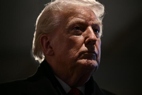 El presidente de Estados Unidos, Donald Trump, habla durante una parada en el restaurante Machine Shed en Urbandale, Iowa, el 27 de enero de 2026. (Foto de Brendan SMIALOWSKI / AFP)
