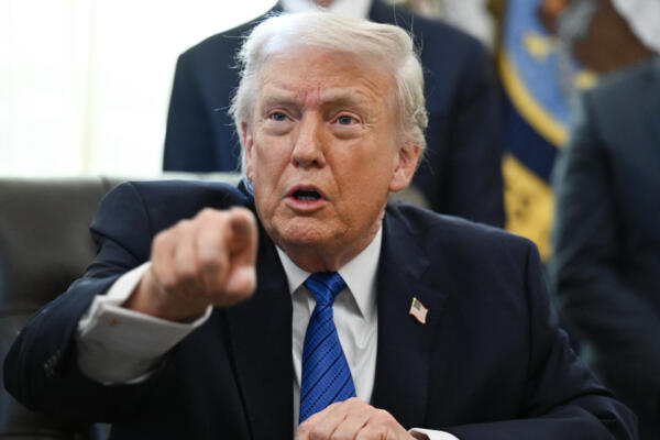 El presidente de Estados Unidos, Donald Trump, habla antes de firmar órdenes ejecutivas en la Oficina Oval de la Casa Blanca en Washington, DC, el 30 de enero de 2026. (Foto de ANNABELLE GORDON / AFP)
