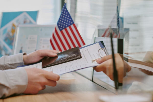 Estados Unidos anunció el miércoles que suspenderá la tramitación de visas de inmigrante a solicitantes de 75 nacionalidades.