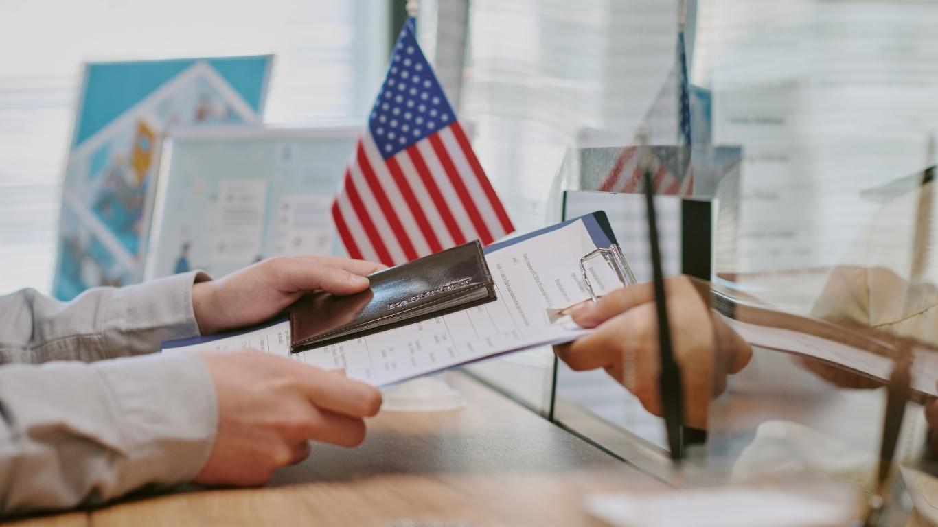 Estados Unidos anunció el miércoles que suspenderá la tramitación de visas de inmigrante a solicitantes de 75 nacionalidades.