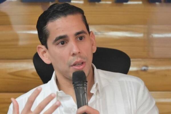 Edward Guzmán reporta mejora financiera en Senasa