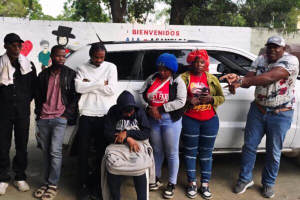 Al momneto del arresto Bobole transportaba a 6 indocumentados, entre ellos 3 hombres y 3 mujeres. Foto: Ejército de la República Dominicana 