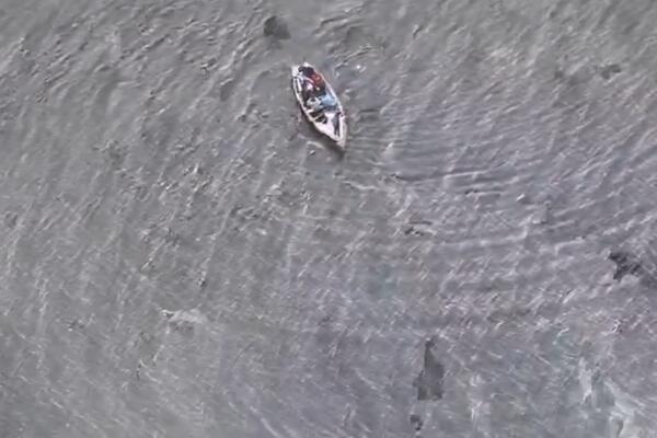 Imagen de la embarcación desplazandose en por el río Masacre, tomada con dron. Foto: Ejército de República Dominicana (ERD)